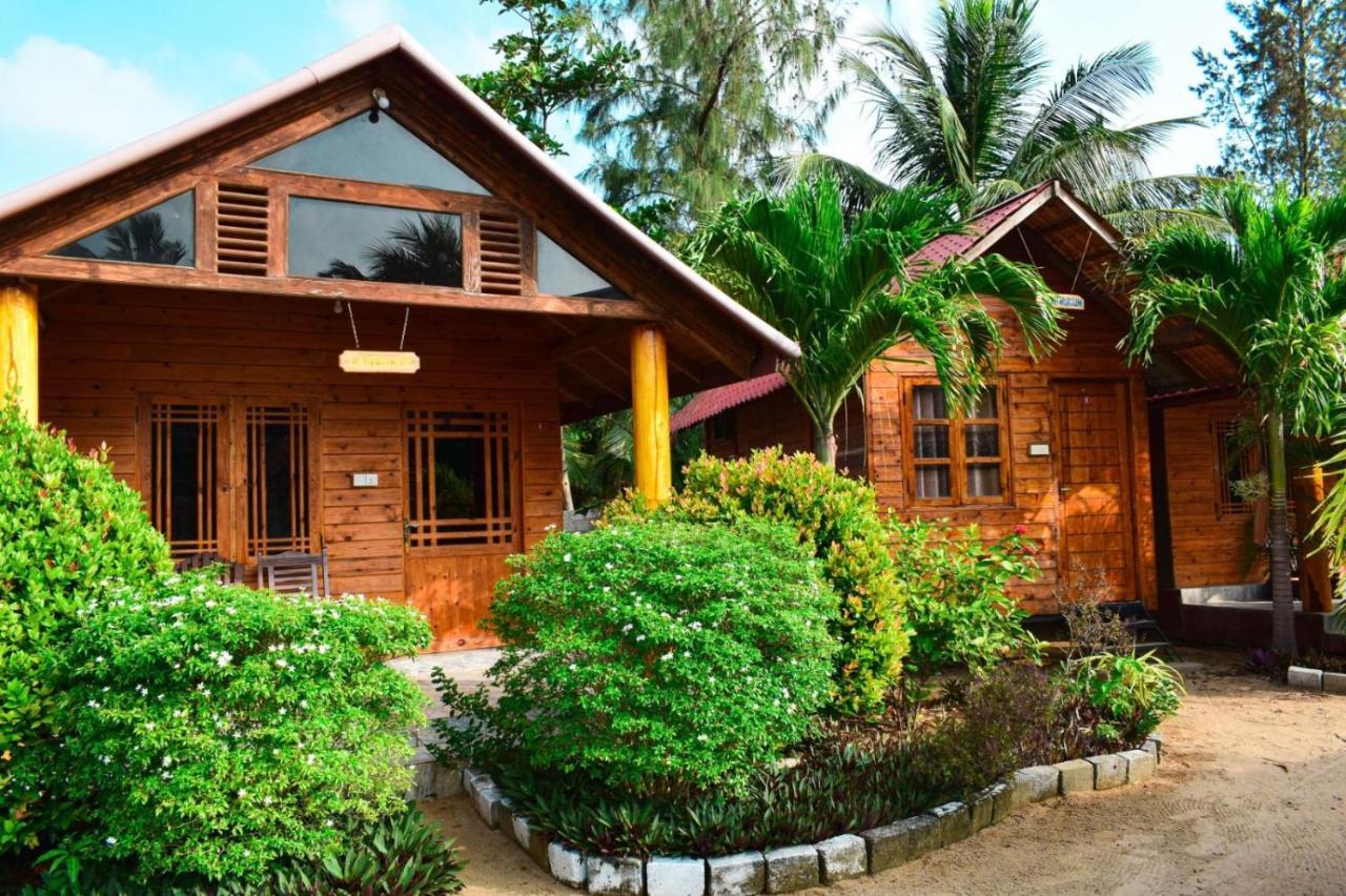 Mithra Paradise Beach Hotel Nilaveli Exterior photo